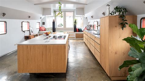 Interieur van een luxe woonboot met salon en keuken, gelegen in een jachthaven
