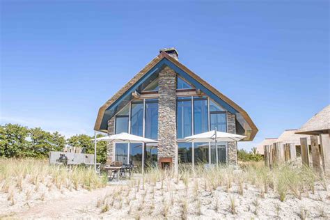 Gezellig vakantiehuis aan het strand met een groot terras en uitzicht op zee
