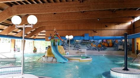 interieur van het binnenzwembad van Landal Miggelenberg met glijbaan en kinderbad