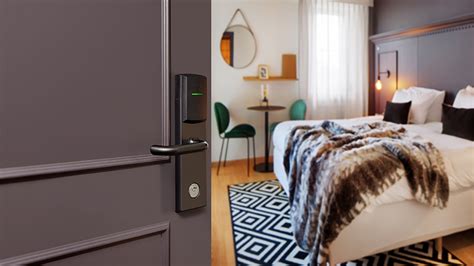 Illustratie van een hoteldeur met een dubbel slot en een 'doorjammer'.