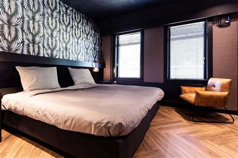 Voorbeeld van een hotelkamer met extra voorzieningen voor vrouwelijke gasten, zoals betere verlichting en een make-up spiegel.