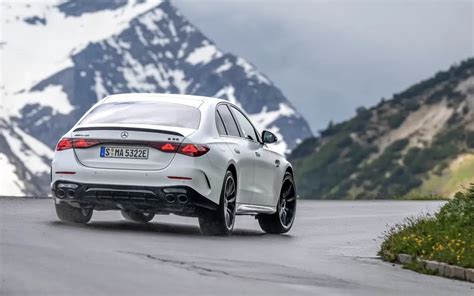 Foto van een moderne Mercedes sedan op een besneeuwde bergweg nabij Mayrhofen.