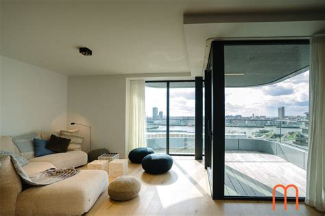 Interieur van een stijlvol appartement met uitzicht op Romeinse daken