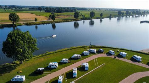 Een camper geparkeerd aan de oever van een meer in de Canadese wildernis