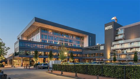 Een sfeervolle foto van de buitenkant van Hotel Arbes, met een klassieke architectuur die past bij de omgeving van Praag.