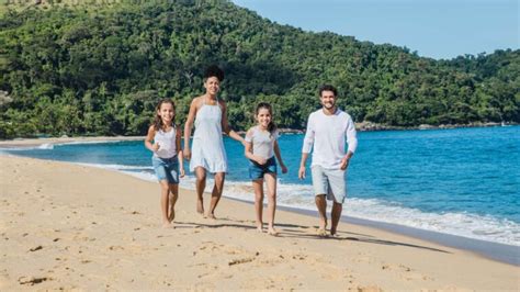 Gezin genietend van de zon op het zandstrand van Camping 't Oppertje