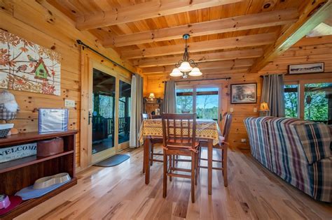 Interieur van een gezellige blokhut in de Harz