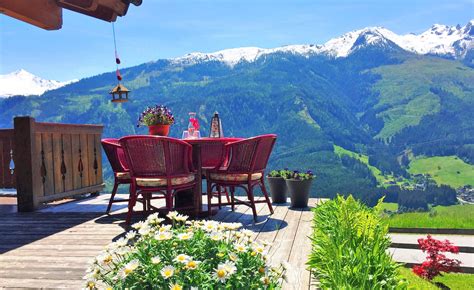 Terras van een vakantiewoning met uitzicht op de bergen