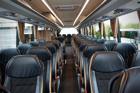 Interieur van een moderne touringcar met comfortabele stoelen