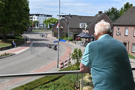 Tevreden reizigers genieten van het uitzicht tijdens een busreis