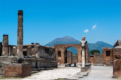 De ruïnes van Pompeï met de Vesuvius op de achtergrond