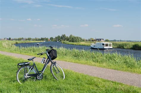 Fietsroute door een groen Achterhoeks landschap met boerderijen