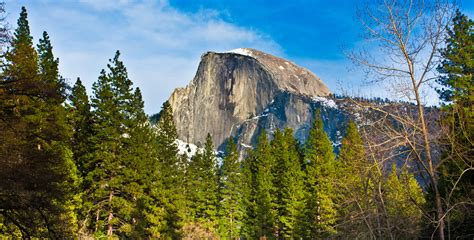 Panoramisch uitzicht op Yosemite Valley met Half Dome op de achtergrond