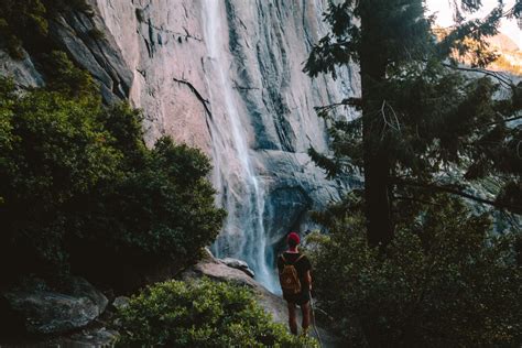 De majestueuze Yosemite Falls met de omringende rotswanden