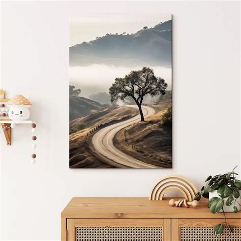 De kronkelende Tioga Pass weg met berglandschap op de achtergrond