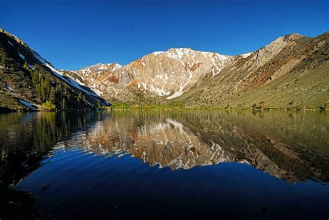 Het schilderachtige Tenaya Lake met de omliggende bergen