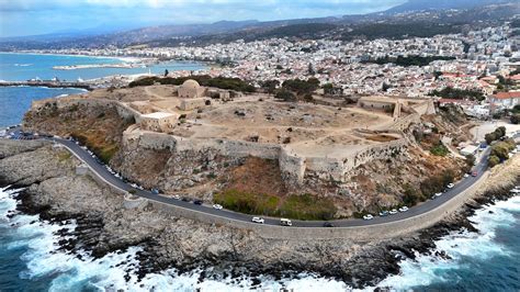 panoramische foto van de kustlijn van Preveza met het Venetiaanse fort