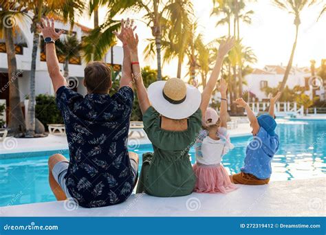 een gezin dat geniet van een zwembad bij een vakantiehuis