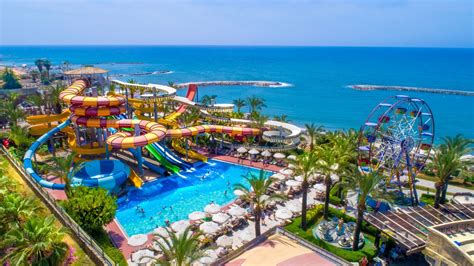 Luxe resort aan het strand in Alanya met zwembaden en palmbomen