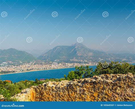 Uitzicht vanaf het Alanya Kasteel over de Middellandse Zee en de haven
