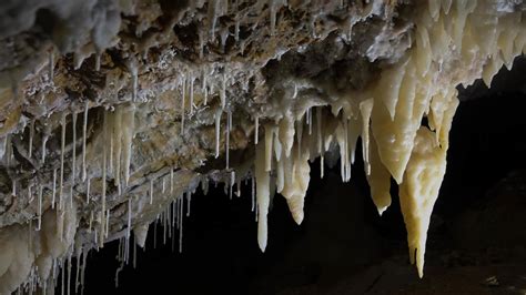 Ingang van de Dim grotten met stalactieten en stalagmieten