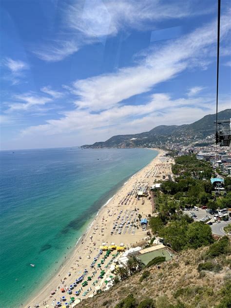 Panorama van het Kleopatra strand met turquoise water en parasols