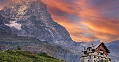 Panoramisch uitzicht vanuit een luxe skichalet in de Alpen