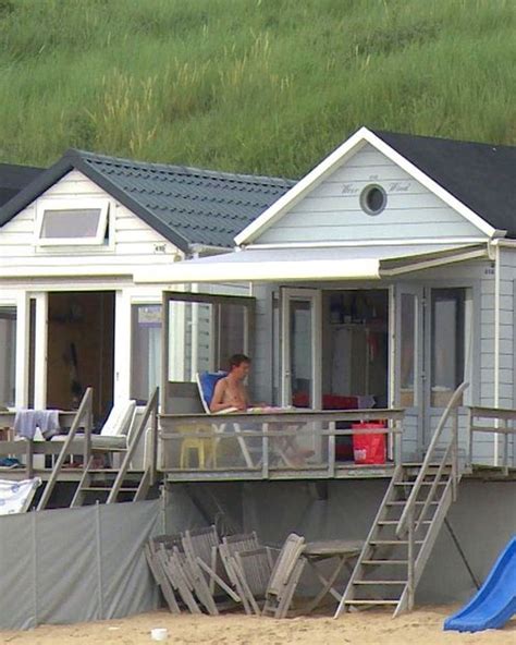 overzicht van de zes slaapstrandhuisjes van familie Roelse aan het strand
