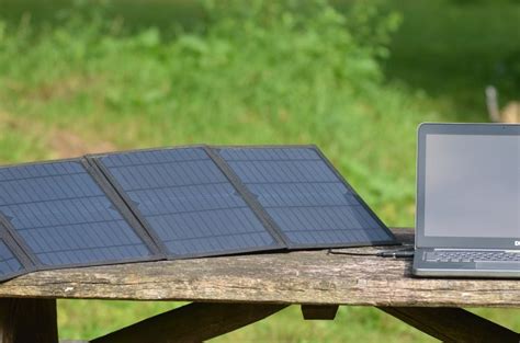 Collage van verschillende draagbare power stations en zonnepanelen van topmerken.