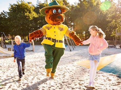 Bollo de beer met zijn vriendjes in de natuur