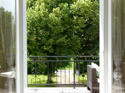 Uitzicht vanaf een balkon van een appartement in de bergen