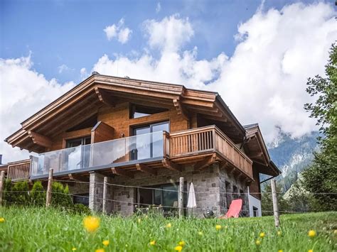 Uitzicht op de bergen vanuit een chalet in Leogang