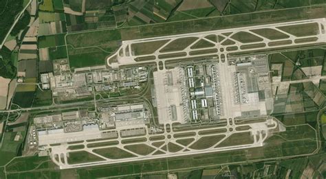 Luchtfoto van München Airport met de terminals en landingsbanen