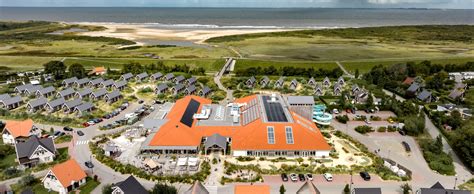 Plattegrond van het resort met nabijgelegen jachthaven en stranden.