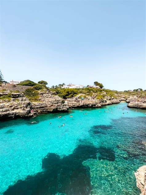 Panoramisch uitzicht op een idyllische baai op Menorca.