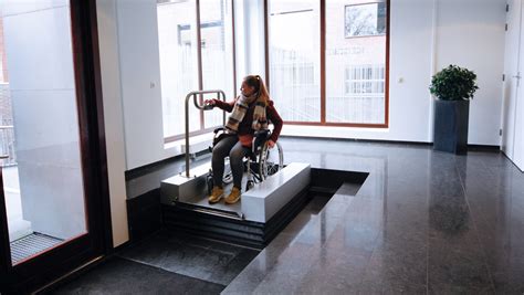 Illustratie die de toegankelijkheid voor mindervaliden in Ahoy toont, inclusief rolstoelliften en aangepaste toiletten