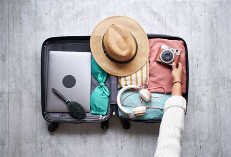 Inpakken van een koffer voor een stedentrip met handbagage