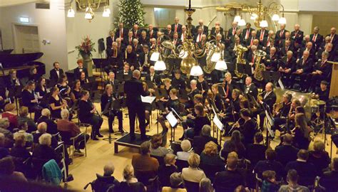 Illustratie van een harmonieorkest dat repeteert