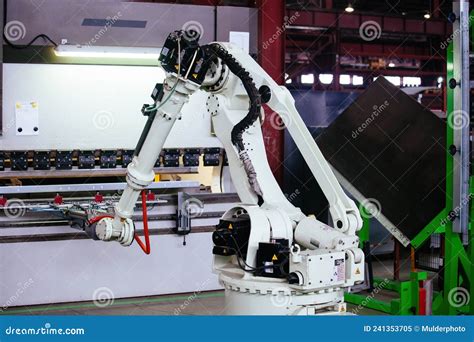 Illustratie van een robotarm die bagage verplaatst naast een menselijke medewerker