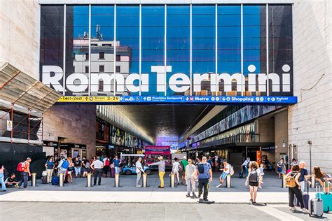 Kaart van het Roma Termini station met aanduiding van de perrons voor de Leonardo Express en metroverbindingen.