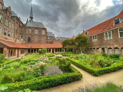 Verborgen hofje in de Utrechtse binnenstad