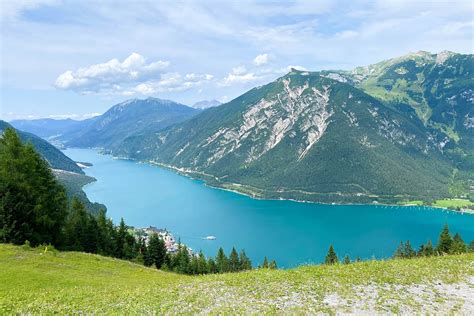 Een gezin geniet van een picknick in de Oostenrijkse bergen