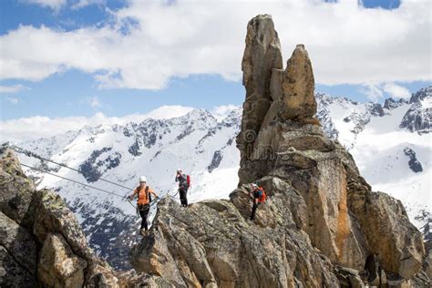 Een groep klimmers op een rotswand in de Oostenrijkse Alpen