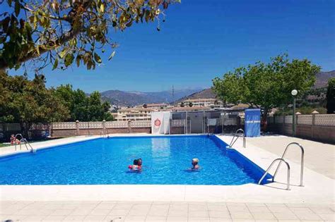Luchtfoto van Camping El Pino met bungalows en zwembad