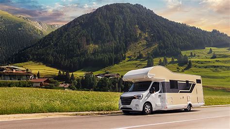 Diverse modellen campers, staand op een openluchtterrein onder een zonnige hemel