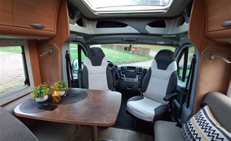 Een gezin dat lachend instapt in een ruime camper