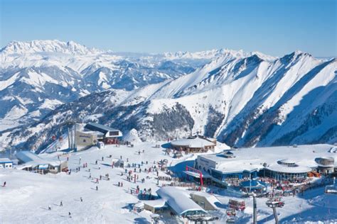 Panoramisch uitzicht op het skigebied Kvitfjell met besneeuwde bergen en pistes