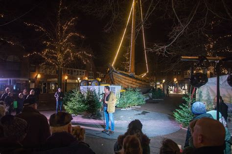 De Huizer Botter op het Oude Raadhuisplein, sfeervol versierd voor kerst.