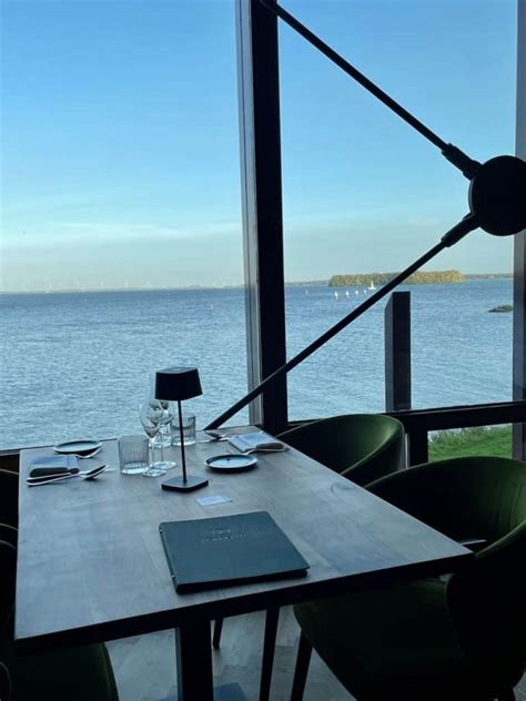 Interieur van de Marina Lounge met uitzicht op het Gooimeer, sfeervol verlicht.