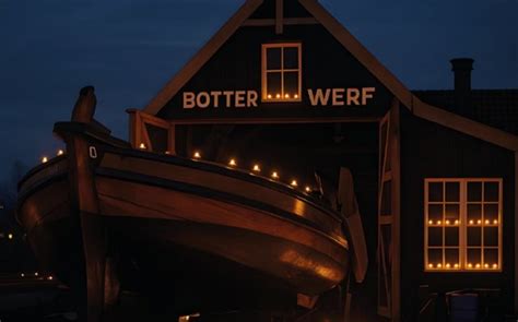 Kaarsjesavond bij de Botterwerf, met honderden waxinelichtjes langs het water.